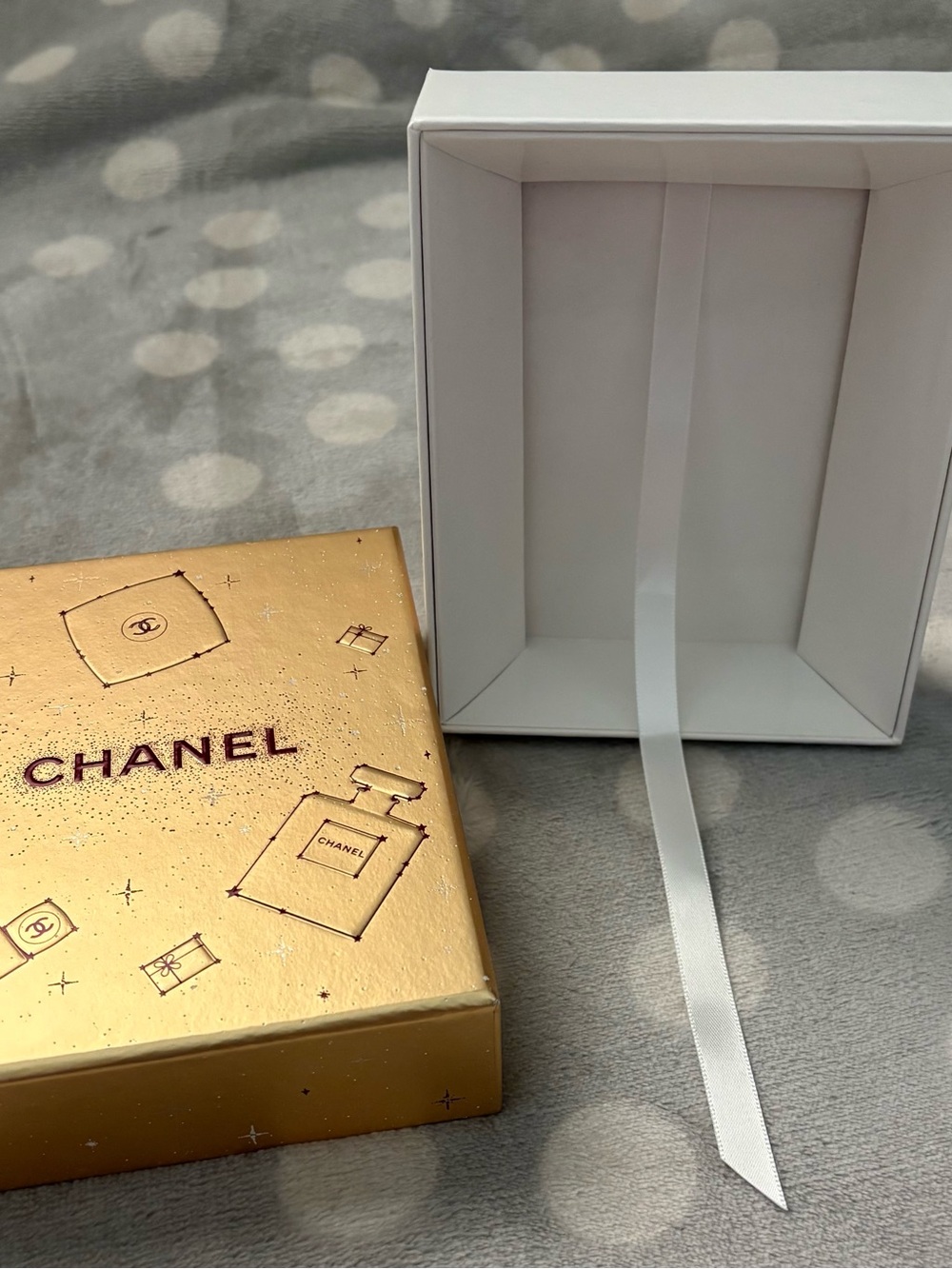 Chanel Ribbon Gift Box - Holiday 2024 - Picture 2 of 2
